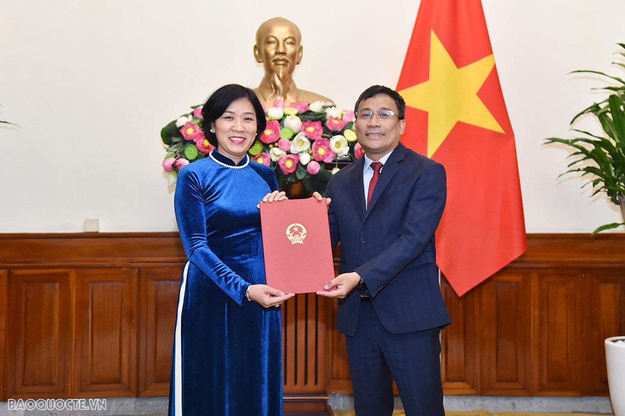 Tại buổi lễ, Thứ trưởng Thường trực Ngoại giao Nguyễn Minh Vũ trao quyết định tiếp nhận và điều động bà Đặng Thị Thu Hà, nguyên Đại sứ Việt Nam tại Maroc, kết thúc nhiệm kỳ về nước, giữ chức Vụ trưởng Vụ Quan hệ Kinh tế, Khoa học và Công nghệ, Ủy ban Nhà nước về người Việt Nam ở nước ngoài. Tại buổi lễ, Thứ trưởng Thường trực Ngoại giao Nguyễn Minh Vũ trao quyết định tiếp nhận và điều động bà Đặng Thị Thu Hà, nguyên Đại sứ Việt Nam tại Maroc, kết thúc nhiệm kỳ về nước, giữ chức Vụ trưởng Vụ Quan hệ Kinh tế, Khoa học và Công nghệ, Ủy ban Nhà nước về người Việt Nam ở nước ngoài.