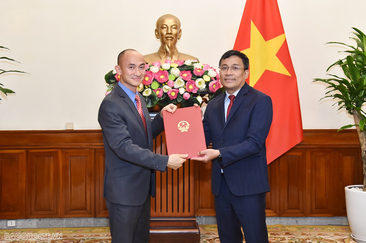 Thứ trưởng Thường trực Ngoại giao Nguyễn Minh Vũ trao quyết định tiếp nhận và điều động ông Nguyễn Duy Thành, nguyên Tham tán, Đại sứ quán Việt Nam tại Hoa Kỳ, kết thúc nhiệm kỳ về nước, giữ chức Phó Vụ trưởng Vụ Chính sách đối ngoại. Thứ trưởng Thường trực Ngoại giao Nguyễn Minh Vũ trao quyết định tiếp nhận và điều động ông Nguyễn Duy Thành, nguyên Tham tán, Đại sứ quán Việt Nam tại Hoa Kỳ, kết thúc nhiệm kỳ về nước, giữ chức Phó Vụ trưởng Vụ Chính sách đối ngoại.