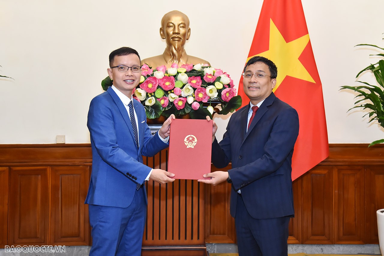 Thứ trưởng Thường trực Ngoại giao Nguyễn Minh Vũ trao quyết định tiếp nhận và điều động ông Phan Duy Hảo, kết thúc chế độ phu quân của bà Trần Thị Phương Hà, Bí thư thứ Hai, Phái đoàn Việt Nam tại Liên hợp quốc về nước, giữ chức Phó Vụ trưởng, Bộ phận Chính sách và Pháp lý, Ủy ban Biên giới quốc gia. Thứ trưởng Thường trực Ngoại giao Nguyễn Minh Vũ trao quyết định tiếp nhận và điều động ông Phan Duy Hảo, kết thúc chế độ phu quân của bà Trần Thị Phương Hà, Bí thư thứ Hai, Phái đoàn Việt Nam tại Liên hợp quốc về nước, giữ chức Phó Vụ trưởng, Bộ phận Chính sách và Pháp lý, Ủy ban Biên giới quốc gia.