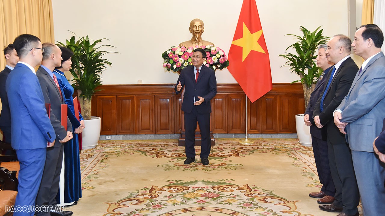 Phát biểu chúc mừng các cán bộ mới được tiếp nhận và điều động công tác, Thứ trưởng Thường trực Nguyễn Minh Vũ khẳng định đây là những cán bộ có kinh nghiệm công tác trên 20 năm, được đánh giá cao về chuyên môn, tràn đầy nhiệt huyết; nhận được sự tin tưởng của Ban cán sự Đảng Bộ, Lãnh đạo Bộ. Phát biểu chúc mừng các cán bộ mới được tiếp nhận và điều động công tác, Thứ trưởng Thường trực Nguyễn Minh Vũ khẳng định đây là những cán bộ có kinh nghiệm công tác trên 20 năm, được đánh giá cao về chuyên môn, tràn đầy nhiệt huyết; nhận được sự tin tưởng của Ban cán sự Đảng Bộ, Lãnh đạo Bộ.