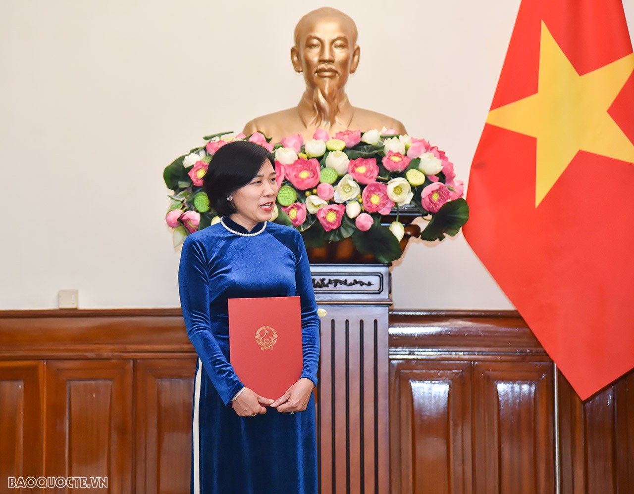 Thay mặt các cán bộ vừa nhận quyết định, bà Đặng Thị Thu Hà bày tỏ vinh dự khi được Lãnh đạo Bộ tin tưởng và phân công nhiệm vụ mới; khẳng định, sẽ tiếp tục đóng góp hết mình, hoàn thành xuất sắc các nhiệm vụ được giao, góp phần xây dựng ngành Ngoại giao ngày càng phát triển, xứng đáng với sự tin tưởng của Bộ trưởng và tập thể Lãnh đạo Bộ. Thay mặt các cán bộ vừa nhận quyết định, bà Đặng Thị Thu Hà bày tỏ vinh dự khi được Lãnh đạo Bộ tin tưởng và phân công nhiệm vụ mới; khẳng định, sẽ tiếp tục đóng góp hết mình, hoàn thành xuất sắc các nhiệm vụ được giao, góp phần xây dựng ngành Ngoại giao ngày càng phát triển, xứng đáng với sự tin tưởng của Bộ trưởng và tập thể Lãnh đạo Bộ.