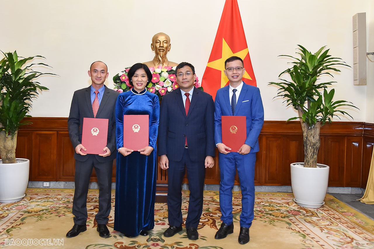 Thứ trưởng Thường trực bày tỏ tin tưởng, các cán bộ mới được điều động sẽ tiếp tục phát huy vai trò, năng lực của mình để xây dựng, phát triển đơn vị, đóng góp hiệu quả vào công tác chuyên môn, góp phần đưa công tác của Bộ và đơn vị ngày càng phát triển. Thứ trưởng Thường trực bày tỏ tin tưởng, các cán bộ mới được điều động sẽ tiếp tục phát huy vai trò, năng lực của mình để xây dựng, phát triển đơn vị, đóng góp hiệu quả vào công tác chuyên môn, góp phần đưa công tác của Bộ và đơn vị ngày càng phát triển.