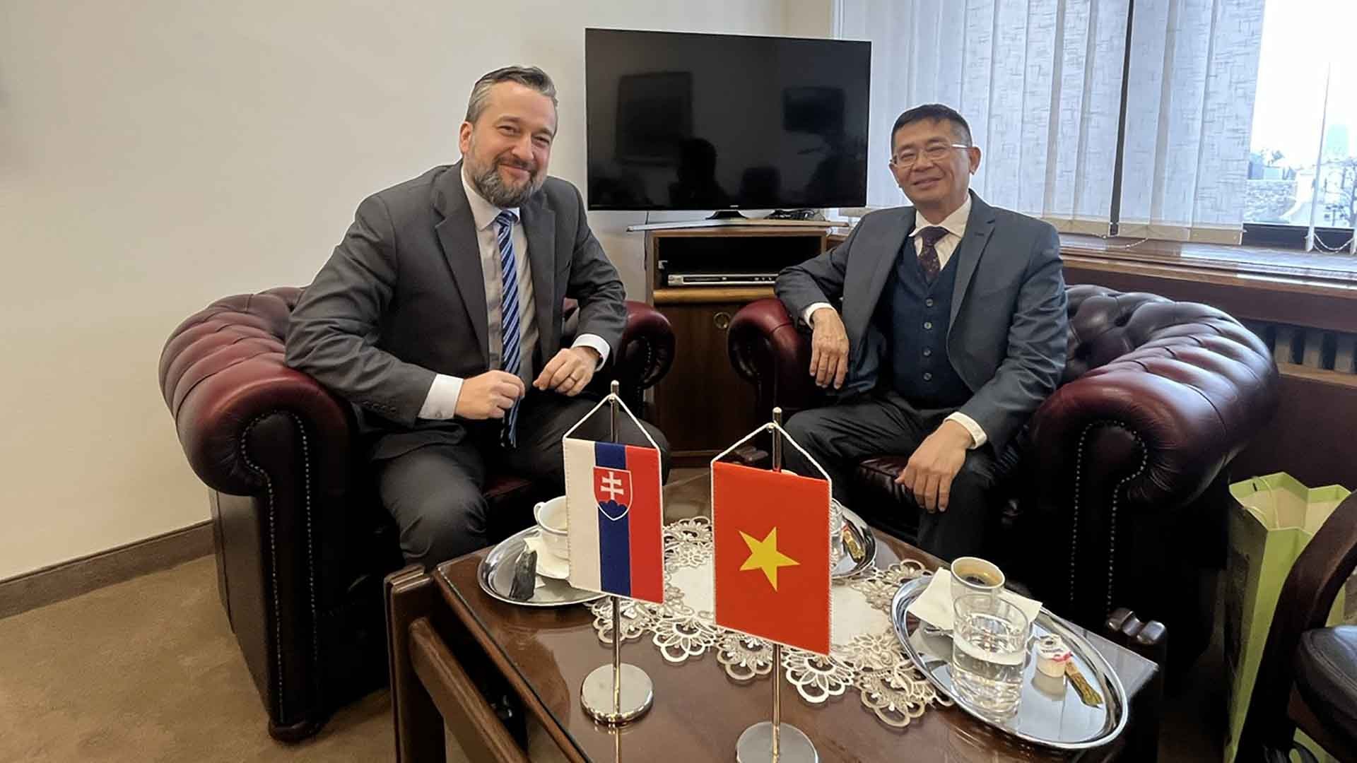 Phó Chủ tịch Quốc hội Slovakia Ľuboš Blaha tiếp Đại sứ Nguyễn Tuấn. Phó Chủ tịch Quốc hội Slovakia Ľuboš Blaha tiếp Đại sứ Nguyễn Tuấn.