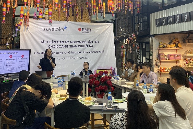 Mở cánh cổng vào thế giới số cho người khuyết tật Thế giới kỹ thuật số bình đẳng, an toàn cho người khuyết tật