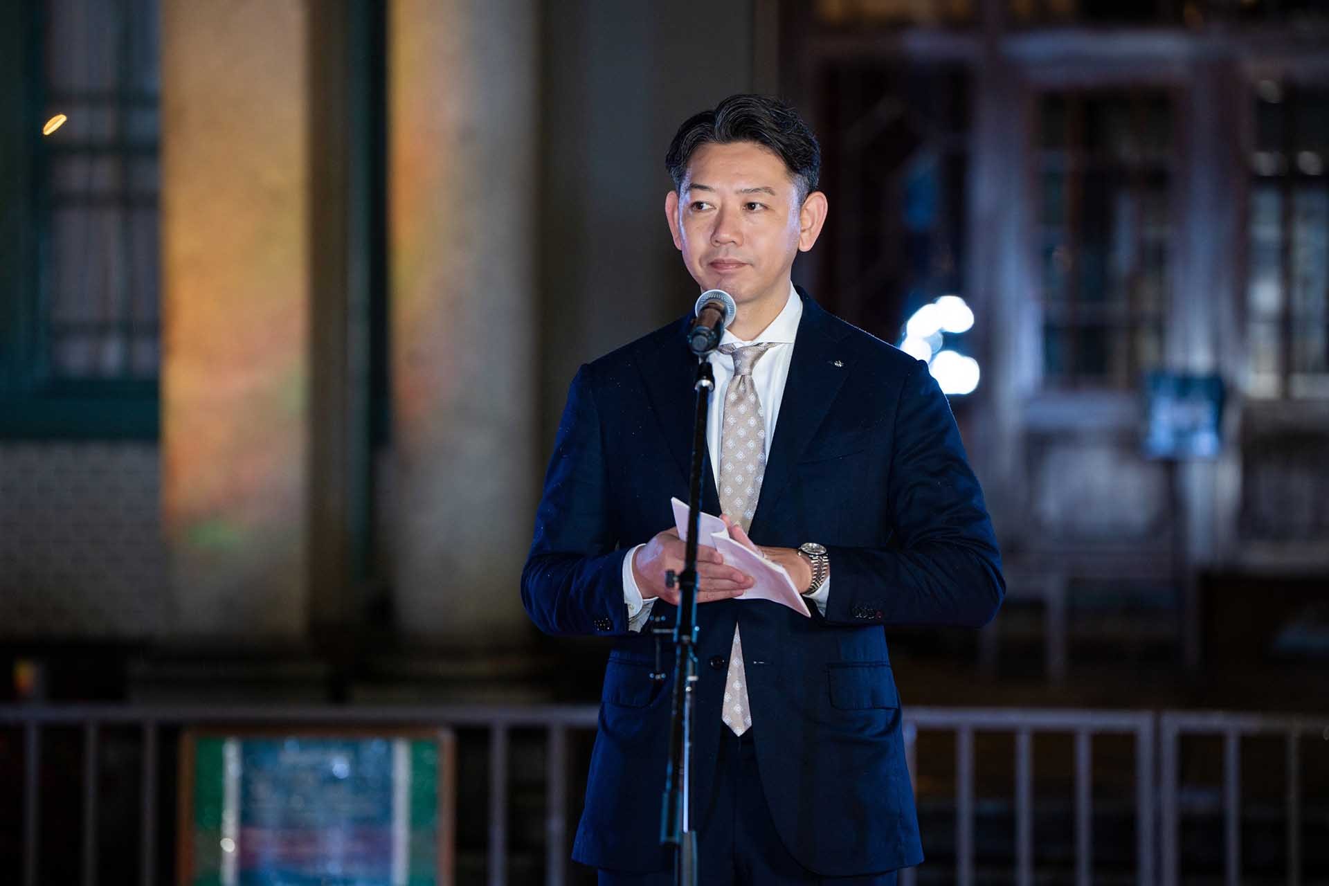 Ông Inoue Hirotaka, Phó Chủ tịch Liên minh nghị sĩ hữu nghị Việt Nam tại tỉnh Fukuoka đọc thư chúc mừng sự kiện của Chủ tịch Hội đồng tỉnh Fukuoka,