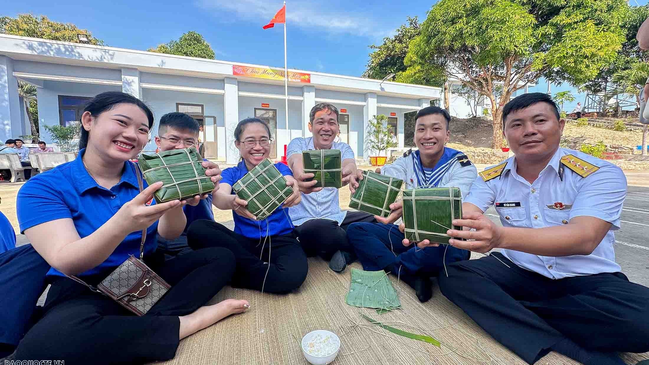 Gói bánh chưng, vui xuân đón Tết cùng cán bộ, chiến sĩ đảo Nam Du