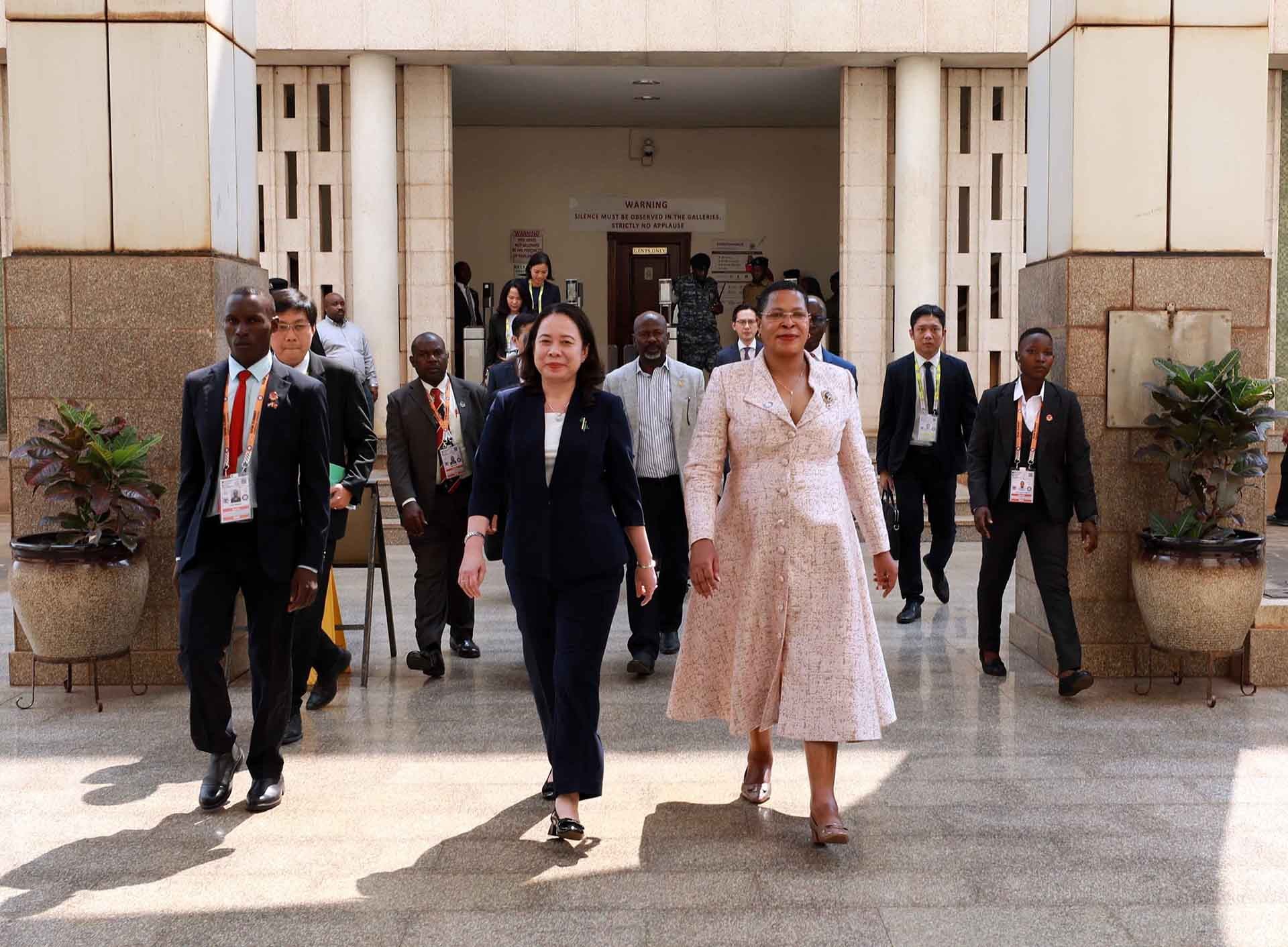 Chủ tịch Quốc hội Uganda Anita Annet Among đón Phó Chủ tịch nước Võ Thị Ánh Xuân. (Nguồn: TTXVN) Chủ tịch Quốc hội Uganda Anita Annet Among đón Phó Chủ tịch nước Võ Thị Ánh Xuân. (Nguồn: TTXVN)