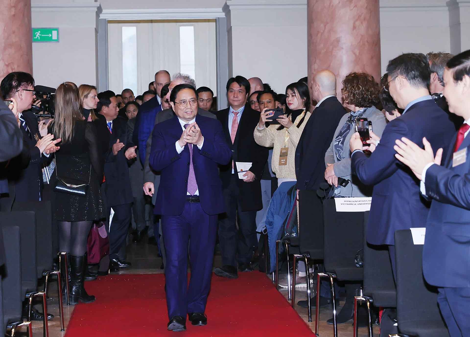 Thủ tướng Phạm Minh Chính đến thăm và có bài phát biểu chính sách quan trọng tại trường Đại học Hành chính công quốc gia Hungary. (Nguồn: VGP) Thủ tướng Phạm Minh Chính đến thăm và có bài phát biểu chính sách quan trọng tại trường Đại học Hành chính công quốc gia Hungary. (Nguồn: VGP)