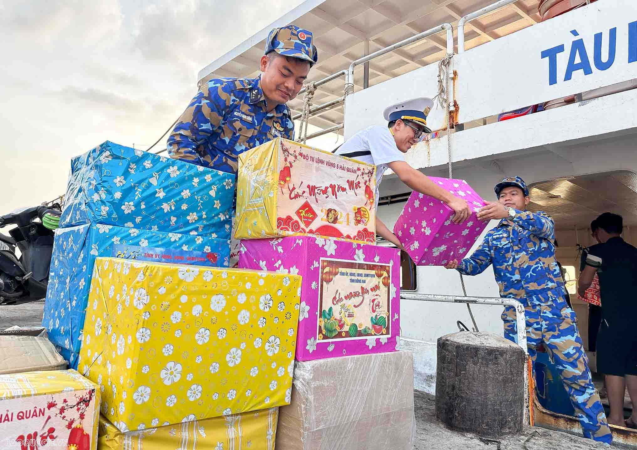 Điểm đến cuối cùng trong hành trình mang Tết đến với cán bộ, chiến sĩ nơi đảo xa Điểm cuối trong hành trình mang Tết đến với cán bộ, chiến sĩ nơi đảo xa