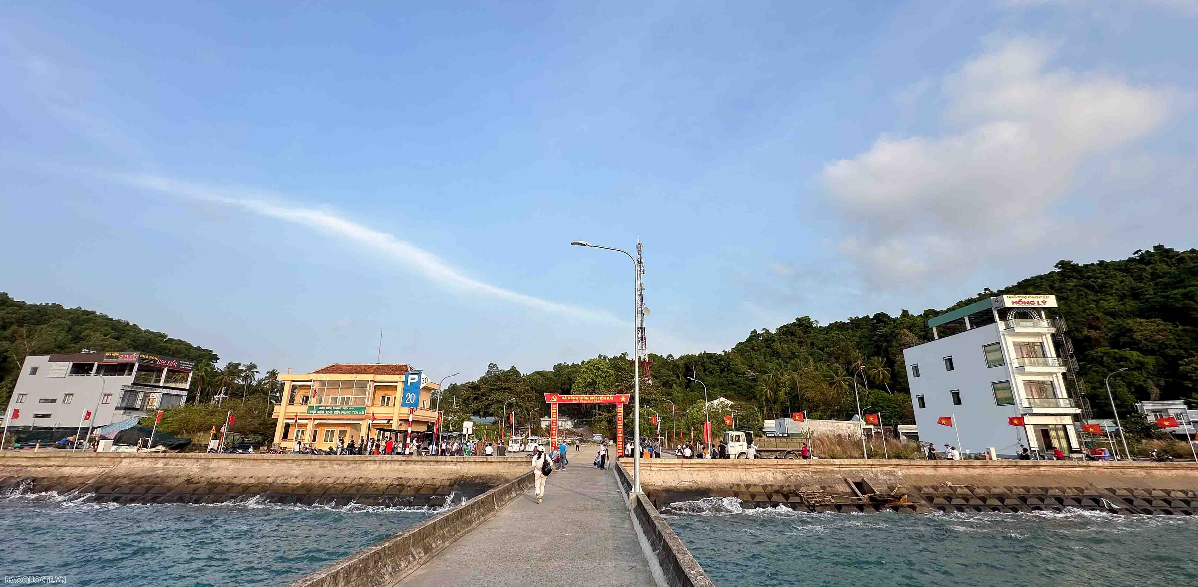 Điểm đến cuối cùng trong hành trình mang Tết đến với cán bộ, chiến sĩ nơi đảo xa Điểm cuối trong hành trình mang Tết đến với cán bộ, chiến sĩ nơi đảo xa