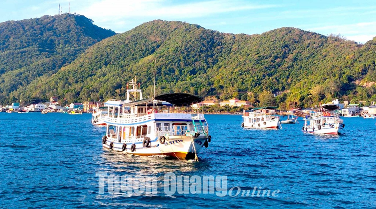 ‘Vịnh Hạ Long thu nhỏ’ trên vùng biển Tây Nam Tổ quốc ‘Vịnh Hạ Long thu nhỏ’ trên vùng biển Tây Nam Tổ quốc