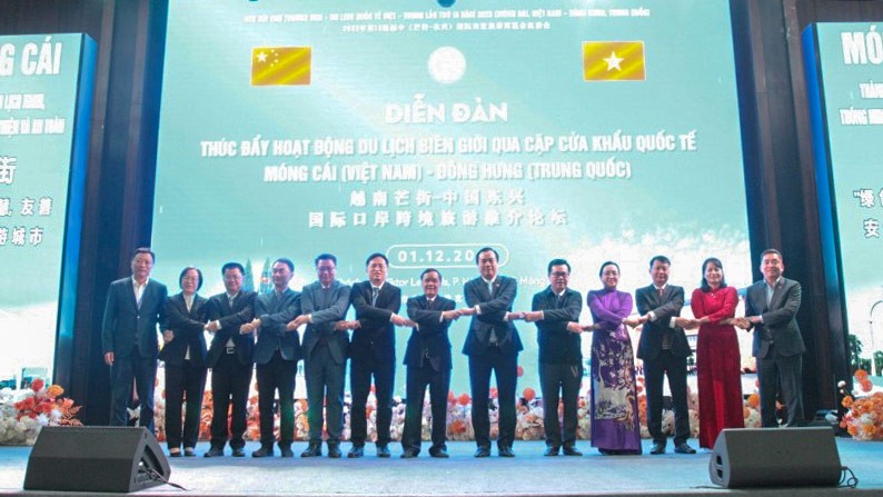 Trong khuôn khổ Hội chợ Thương mại - Du lịch quốc tế Việt - Trung lần thứ 15 năm 2023, sáng 1/12, TP Móng Cái đã phối hợp với TP Đông Hưng tổ chức Diễn đàn thúc đẩy hoạt động du lịch biên giới qua cặp cửa khẩu quốc tế Móng Cái (Việt Nam) - Đông Hưng (Trung Quốc) tại khách sạn Viktor Legends, phường Hòa Lạc, TP Móng Cái. (Nguồn: baoquangninh) Trong khuôn khổ Hội chợ Thương mại - Du lịch quốc tế Việt - Trung lần thứ 15 năm 2023, sáng 1/12, TP Móng Cái đã phối hợp với TP Đông Hưng tổ chức Diễn đàn thúc đẩy hoạt động du lịch biên giới qua cặp cửa khẩu quốc tế Móng Cái (Việt Nam) - Đông Hưng (Trung Quốc) tại khách sạn Viktor Legends, phường Hòa Lạc, TP Móng Cái. (Nguồn: baoquangninh)