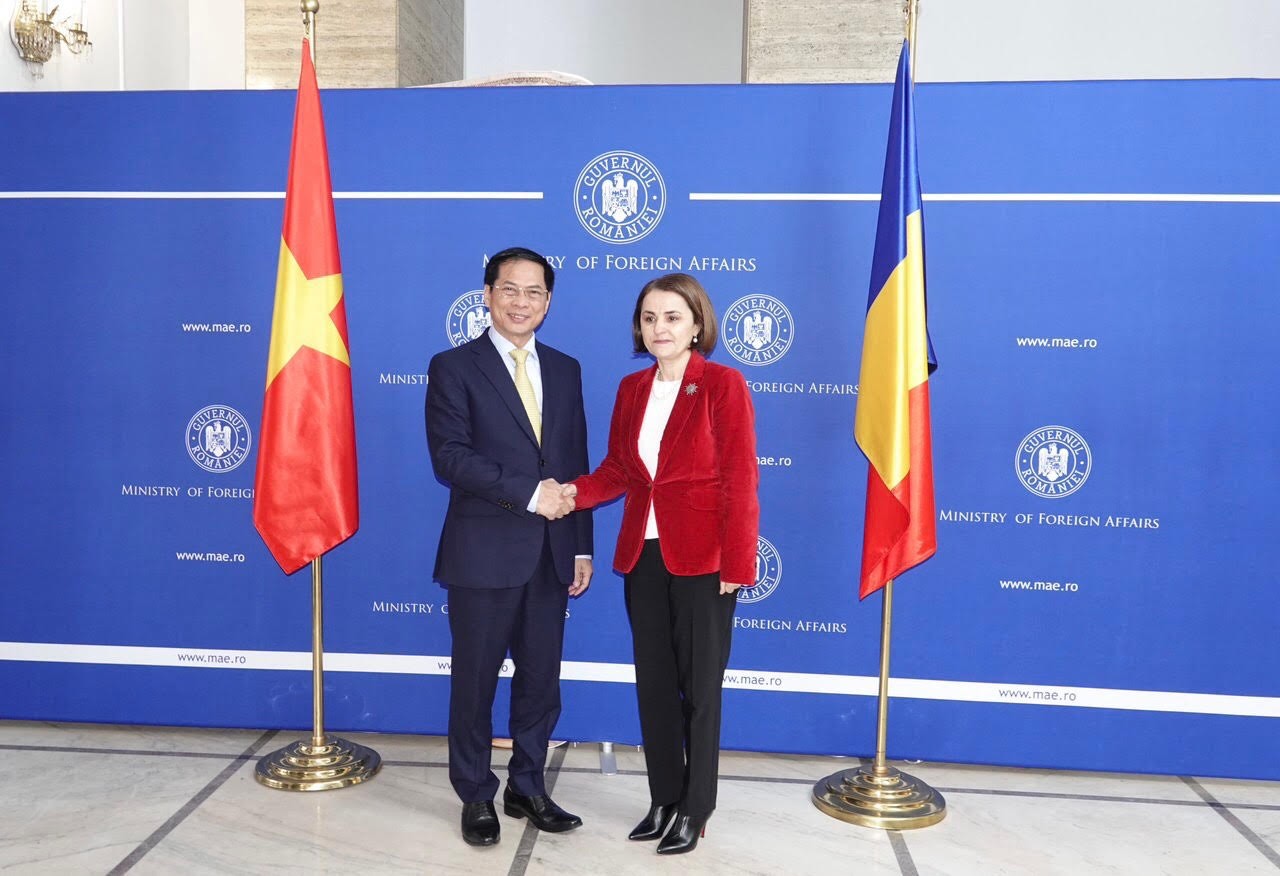 Bộ trưởng Ngoại giao Bùi Thanh Sơn trao đổi các biện pháp thúc đẩy quan hệ Việt Nam-Romania, Việt Nam-Hungary