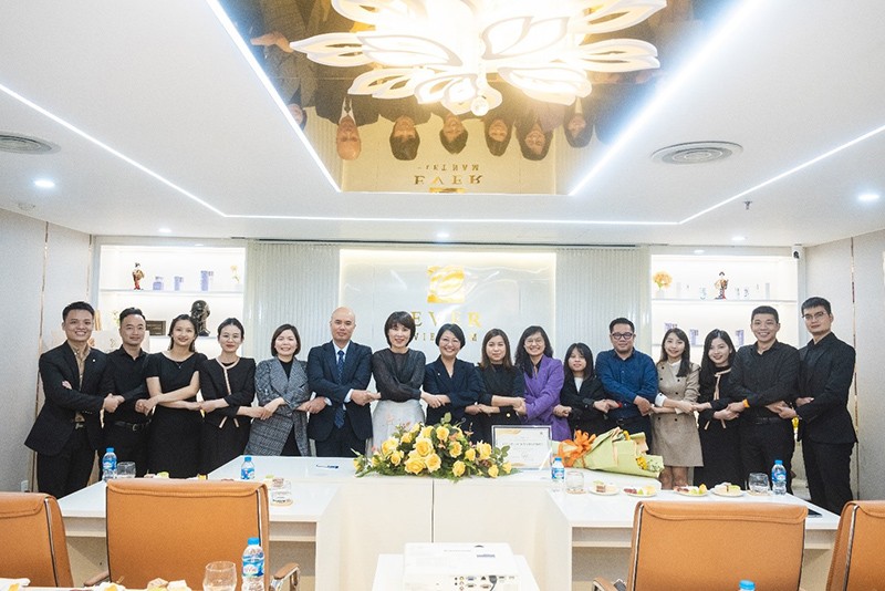 Hai đơn vị chụp ảnh lưu niệm. Hai đơn vị chụp ảnh lưu niệm.