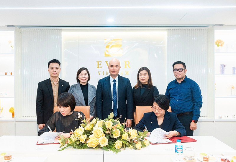 Bà Ngô Mai – TGĐ Ever Việt Nam và bà Trần Thị Thanh Thủy – Giám đốc kinh doanh Genestory ký kết hợp tác hai bên. Bà Ngô Mai – TGĐ Ever Việt Nam và bà Trần Thị Thanh Thủy – Giám đốc kinh doanh Genestory ký kết hợp tác hai bên.