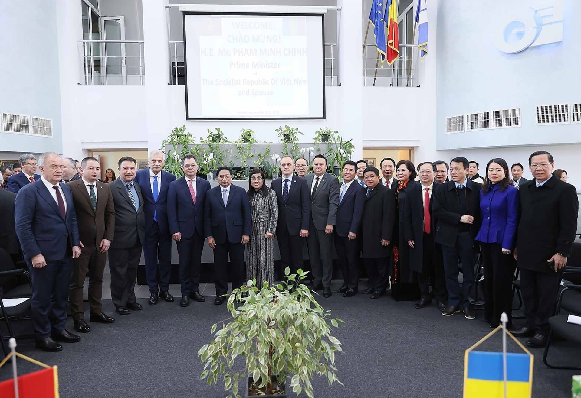 Thủ tướng Phạm Minh Chính với lãnh đạo tỉnh và Phòng Thương mại và Công nghiệp tỉnh Prahova. (Nguồn: TTXVN)