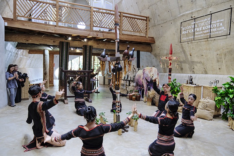 Triển lãm “Buôn Ma Thuột – Vùng đất của hạt cà phê Robusta ngon nhất thế giới” mang đến những trải nghiệm thú vị về cà phê và văn hóa cà phê bản địa đặc trưng tạo ấn tượng đặc biệt với du khách.