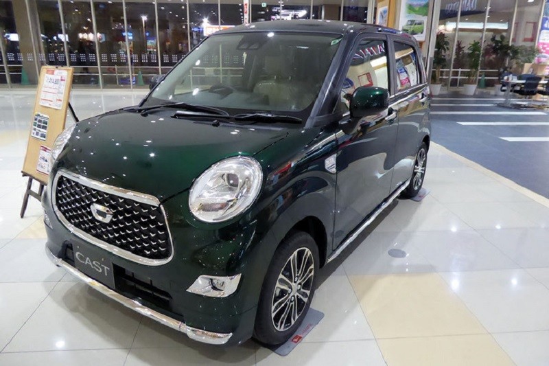 Xe Daihatsu Cast được trưng bày tại một trung tâm thương mại Xe Daihatsu Cast được trưng bày tại một trung tâm thương mại