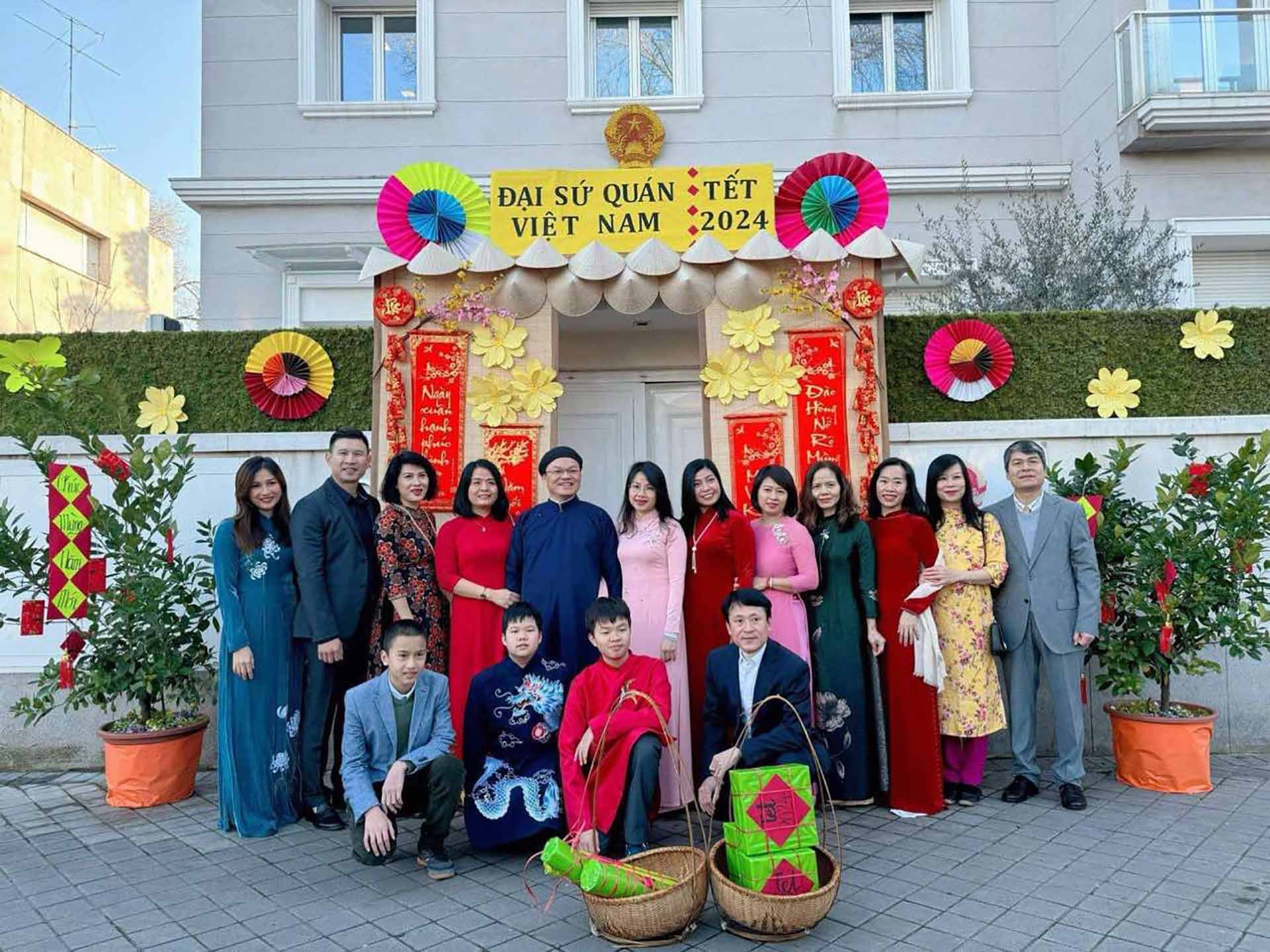 Các đại biểu chụp ảnh lưu niệm. Các đại biểu chụp ảnh lưu niệm.