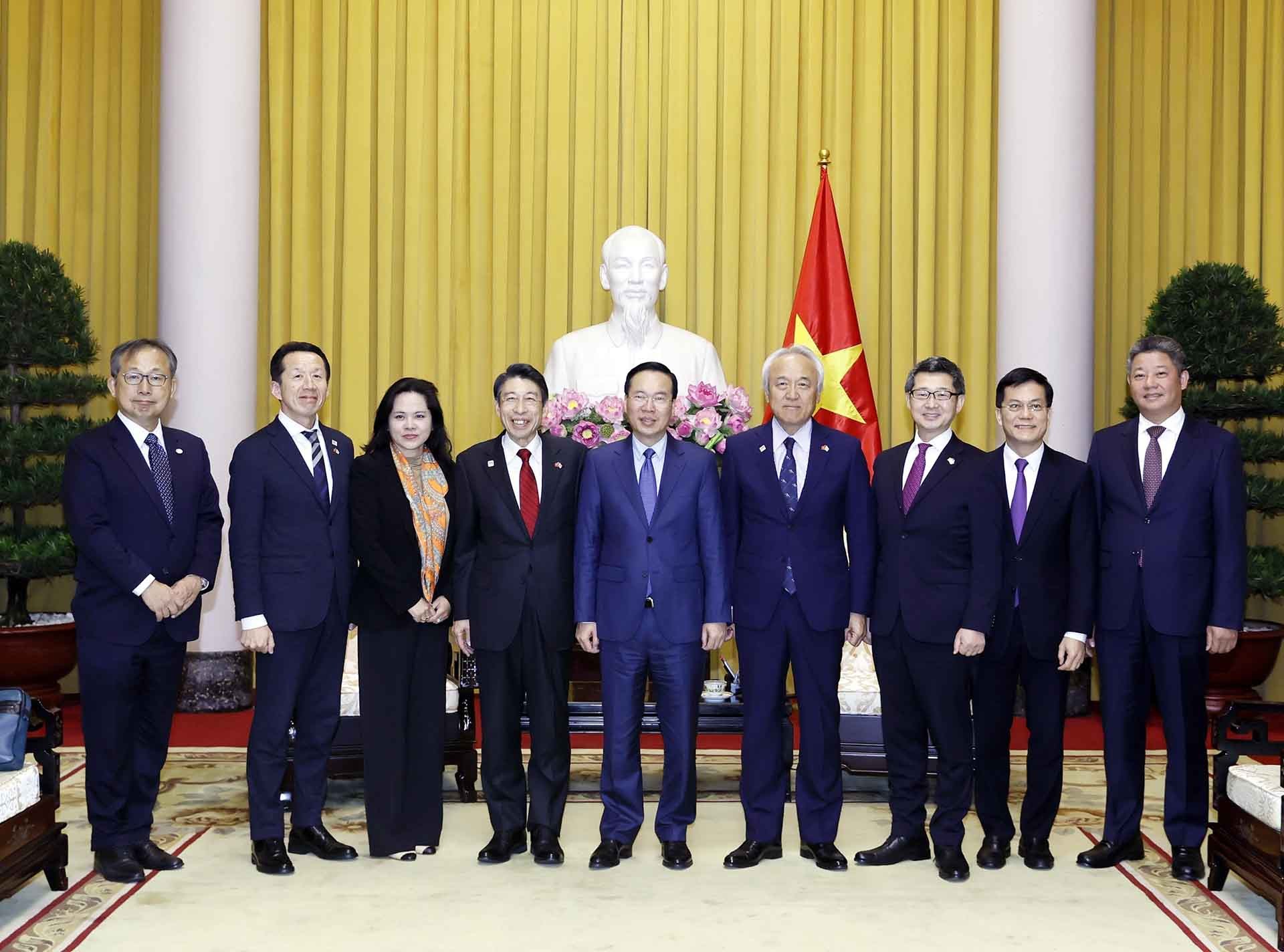 Chủ tịch nước Võ Văn Thưởng và Thống đốc tỉnh Fukuoka Hattori Seitaro cuàng các đại biểu. (Nguồn: TTXVN) Chủ tịch nước Võ Văn Thưởng và Thống đốc tỉnh Fukuoka Hattori Seitaro cuàng các đại biểu. (Nguồn: TTXVN)