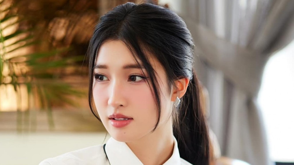 Á hậu Nguyễn Phương Nhi thu hút mọi ánh nhìn bởi nhan sắc trong trẻo