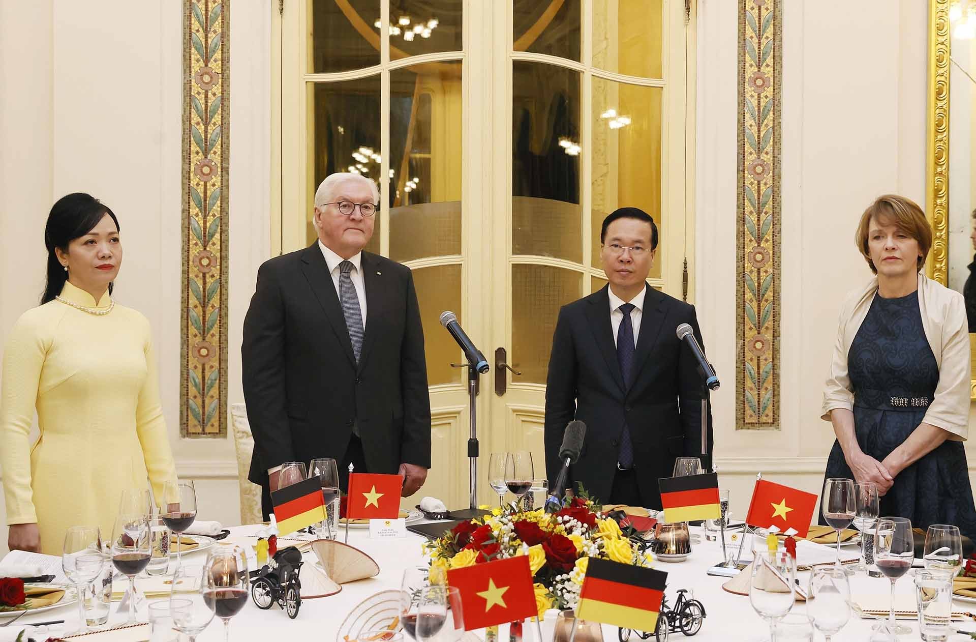 Chủ tịch nước Võ Văn Thưởng và Phu nhân cùng Tổng thống Đức Frank-Walter Steinmeier và Phu nhân thực hiện nghi lễ chào cờ. (Nguồn: TTXVN) Chủ tịch nước Võ Văn Thưởng và Phu nhân cùng Tổng thống Đức Frank-Walter Steinmeier và Phu nhân thực hiện nghi lễ chào cờ. (Nguồn: TTXVN)