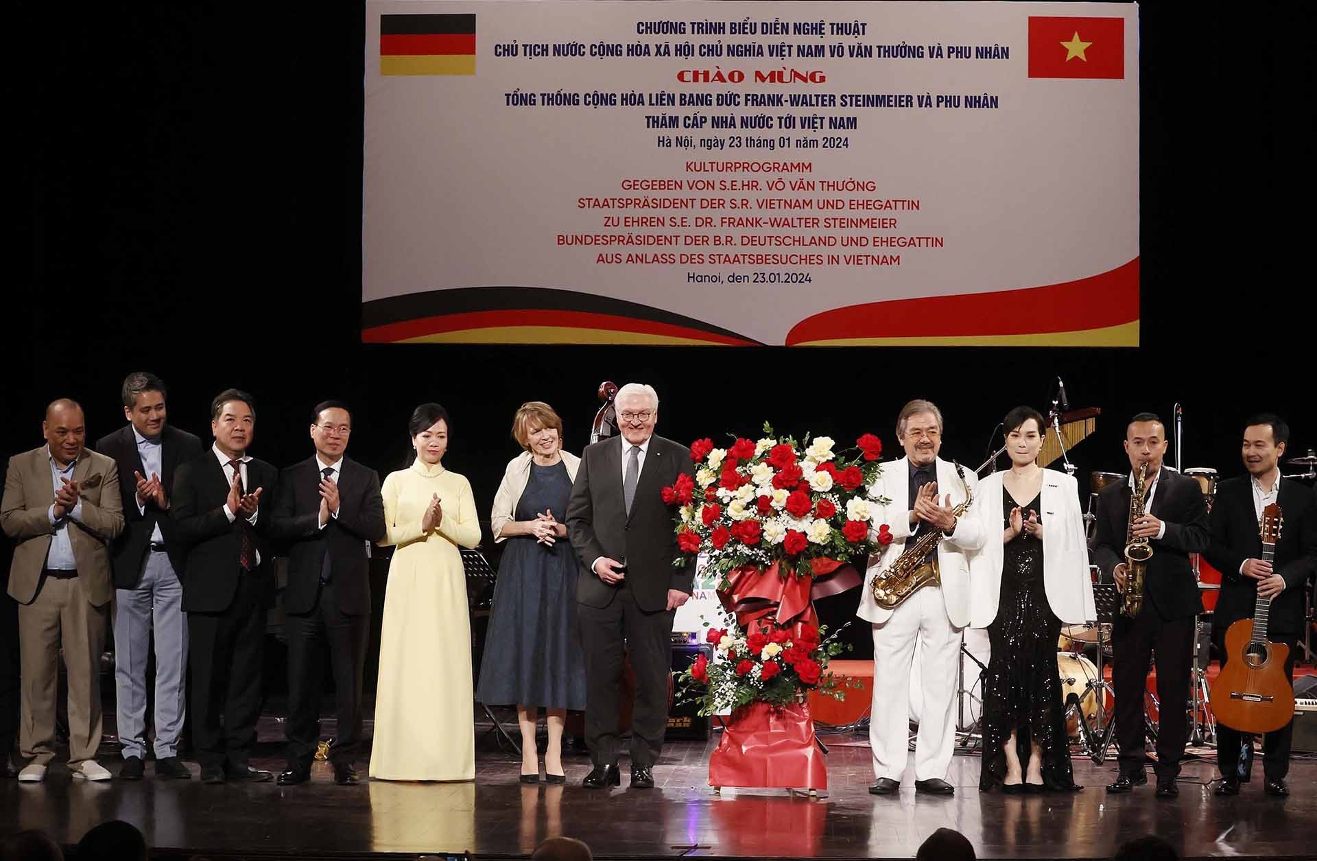 Chủ tịch nước Võ Văn Thưởng và Phu nhân cùng Tổng thống Đức Frank-Walter Steinmeier và Phu nhân tặng hoa cho các nghệ sỹ. (Nguồn: TTXVN) Chủ tịch nước Võ Văn Thưởng và Phu nhân cùng Tổng thống Đức Frank-Walter Steinmeier và Phu nhân tặng hoa cho các nghệ sỹ. (Nguồn: TTXVN)