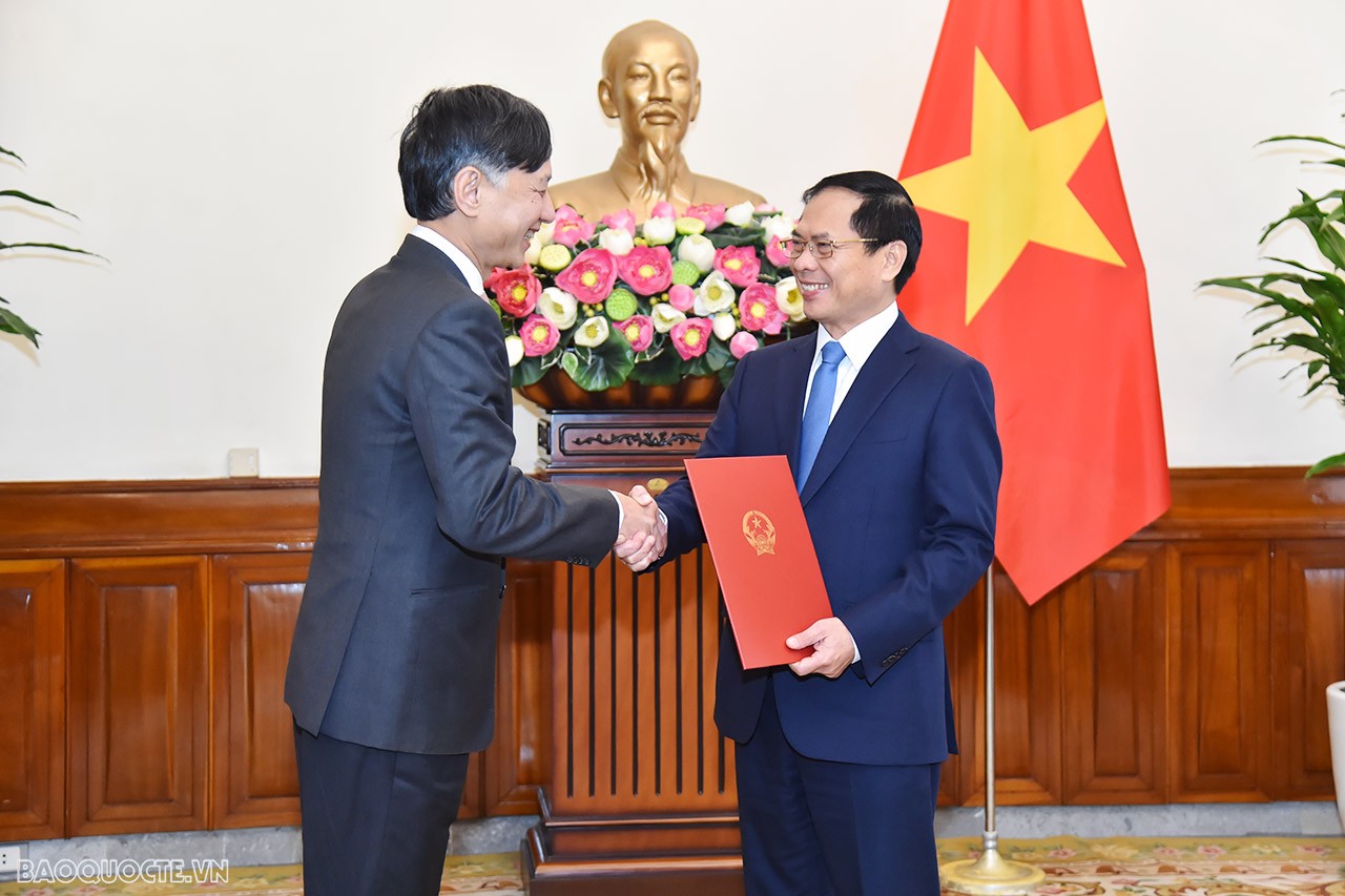 Tại buổi lễ, Ủy viên Trung ương Đảng, Bộ trưởng Ngoại giao Bùi Thanh Sơn trao quyết định tiếp nhận và điều động ông Nguyễn Tất Thành, nguyên Đại sứ Việt Nam tại Australia, kết thúc nhiệm kỳ về nước, giữ chức Vụ trưởng Vụ Đông Nam Á-Nam Á-Nam Thái Bình Dương. Tại buổi lễ, Ủy viên Trung ương Đảng, Bộ trưởng Ngoại giao Bùi Thanh Sơn trao quyết định tiếp nhận và điều động ông Nguyễn Tất Thành, nguyên Đại sứ Việt Nam tại Australia, kết thúc nhiệm kỳ về nước, giữ chức Vụ trưởng Vụ Đông Nam Á-Nam Á-Nam Thái Bình Dương.