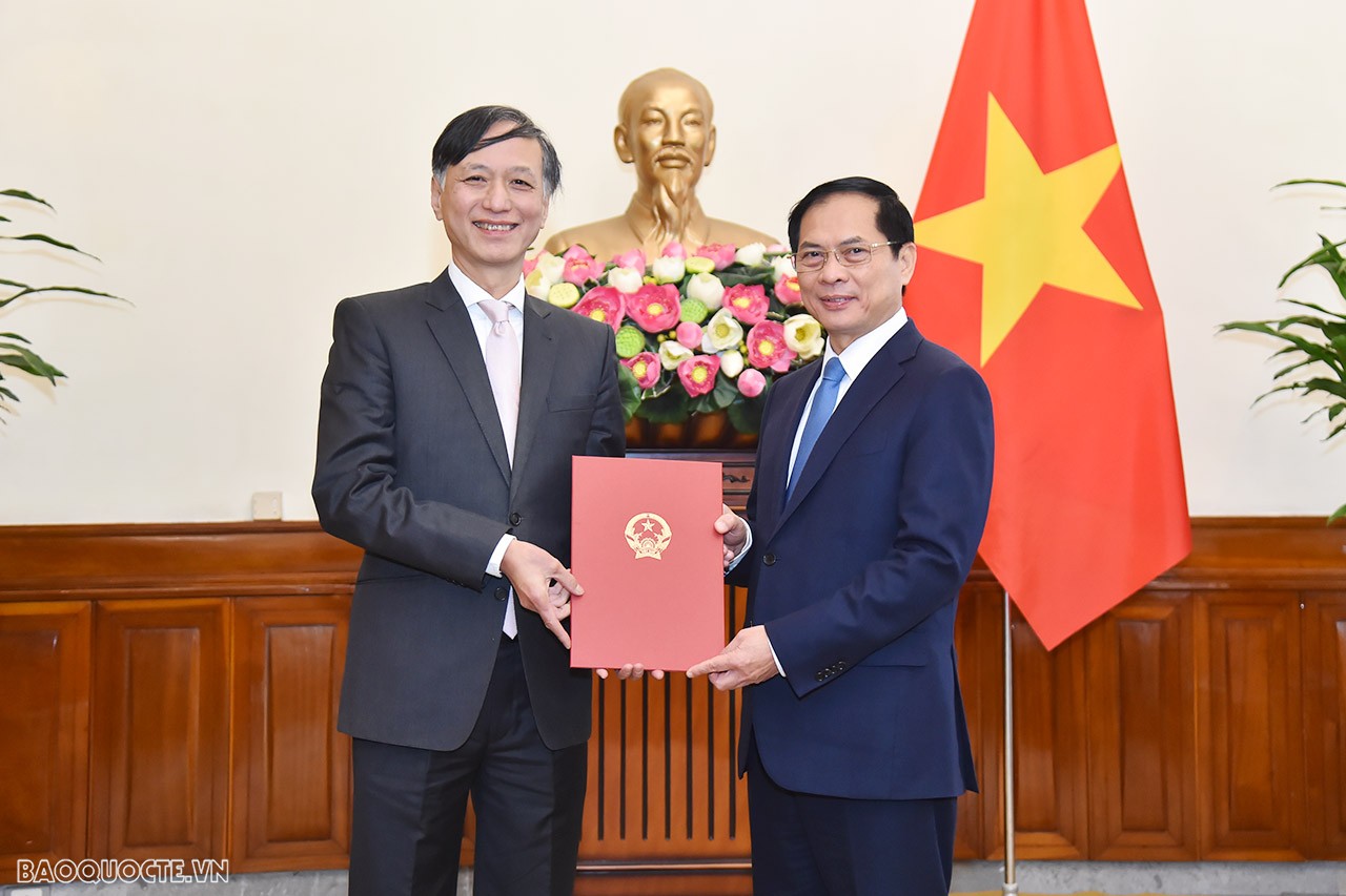 Phát biểu tại lễ trao quyết định, Bộ trưởng Ngoại giao Bùi Thanh Sơn chúc mừng ông Nguyễn Tất Thành hoàn thành xuất sắc nhiệm kỳ công tác tại nước ngoài, được điều động vào vị trí công tác mới. Bộ trưởng nhấn mạnh, ông Nguyễn Tất Thành có bề dày kinh nghiệm công tác ở nhiều vị trí công tác khác nhau, đặc biệt là có thời gian khá dài giữ cương vị Vụ trưởng Vụ Đông Nam Á-Nam Á-Nam Thái Bình Dương trước khi đi công tác nhiệm kỳ. Phát biểu tại lễ trao quyết định, Bộ trưởng Ngoại giao Bùi Thanh Sơn chúc mừng ông Nguyễn Tất Thành hoàn thành xuất sắc nhiệm kỳ công tác tại nước ngoài, được điều động vào vị trí công tác mới. Bộ trưởng nhấn mạnh, ông Nguyễn Tất Thành có bề dày kinh nghiệm công tác ở nhiều vị trí công tác khác nhau, đặc biệt là có thời gian khá dài giữ cương vị Vụ trưởng Vụ Đông Nam Á-Nam Á-Nam Thái Bình Dương trước khi đi công tác nhiệm kỳ.