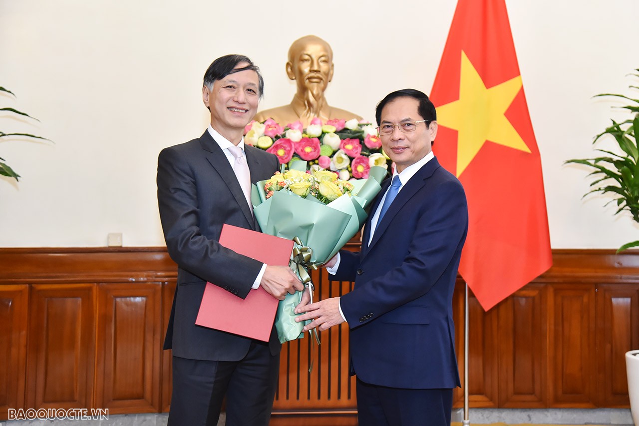 Hiện toàn Ngành đang quyết liệt triển khai đường lối đối ngoại theo Nghị quyết Đại hội XIII của Đảng, trong đó có thúc đẩy mạnh mẽ quan hệ hợp tác với khu vực Đông Nam Á-Nam Á-Nam Thái Bình Dương, địa bàn vô cùng quan trọng trong chiến lược đối ngoại đất nước. Bộ trưởng đề nghị, ông Nguyễn Tất Thành nhanh chóng bắt nhịp với tiến độ công việc, tiếp tục nỗ lực hết sức mình, phát huy năng lực, sở trường, phối hợp tốt với các đơn vị liên quan để hoàn thành xuất sắc nhiệm vụ được giao. Bộ trưởng mong muốn, tân Vụ trưởng tiếp lửa cho thế hệ trẻ, quan tâm công tác nghiên cứu, đào tạo chuyên gia… góp phần xây dựng ngành Ngoại giao trong sạch, toàn diện, hiện đại. Hiện toàn Ngành đang quyết liệt triển khai đường lối đối ngoại theo Nghị quyết Đại hội XIII của Đảng, trong đó có thúc đẩy mạnh mẽ quan hệ hợp tác với khu vực Đông Nam Á-Nam Á-Nam Thái Bình Dương, địa bàn vô cùng quan trọng trong chiến lược đối ngoại đất nước. Bộ trưởng đề nghị, ông Nguyễn Tất Thành nhanh chóng bắt nhịp với tiến độ công việc, tiếp tục nỗ lực hết sức mình, phát huy năng lực, sở trường, phối hợp tốt với các đơn vị liên quan để hoàn thành xuất sắc nhiệm vụ được giao. Bộ trưởng mong muốn, tân Vụ trưởng tiếp lửa cho thế hệ trẻ, quan tâm công tác nghiên cứu, đào tạo chuyên gia… góp phần xây dựng ngành Ngoại giao trong sạch, toàn diện, hiện đại.