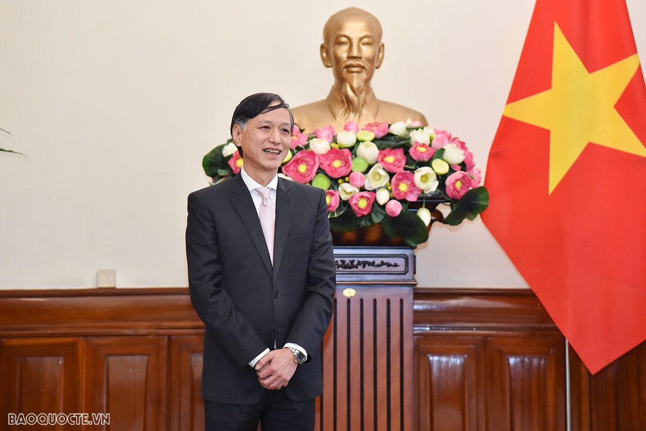 Ông Nguyễn Tất Thành bày tỏ sự xúc động và vinh dự khi được Ban Cán sự Đảng Bộ, Bộ trưởng Bùi Thanh Sơn tin tưởng phân công nhiệm vụ mới; khẳng định cùng với tập thể đơn vị sẽ nỗ lực hết sức mình, trên tinh thần tinh thần chủ động, dấn thân, tiếp tục đổi mới phương thức làm việc, hoàn thành tốt công việc được giao, xứng đáng với sự tin cậy của Bộ trưởng và tập thể Lãnh đạo Bộ. Ông Nguyễn Tất Thành bày tỏ sự xúc động và vinh dự khi được Ban Cán sự Đảng Bộ, Bộ trưởng Bùi Thanh Sơn tin tưởng phân công nhiệm vụ mới; khẳng định cùng với tập thể đơn vị sẽ nỗ lực hết sức mình, trên tinh thần tinh thần chủ động, dấn thân, tiếp tục đổi mới phương thức làm việc, hoàn thành tốt công việc được giao, xứng đáng với sự tin cậy của Bộ trưởng và tập thể Lãnh đạo Bộ.