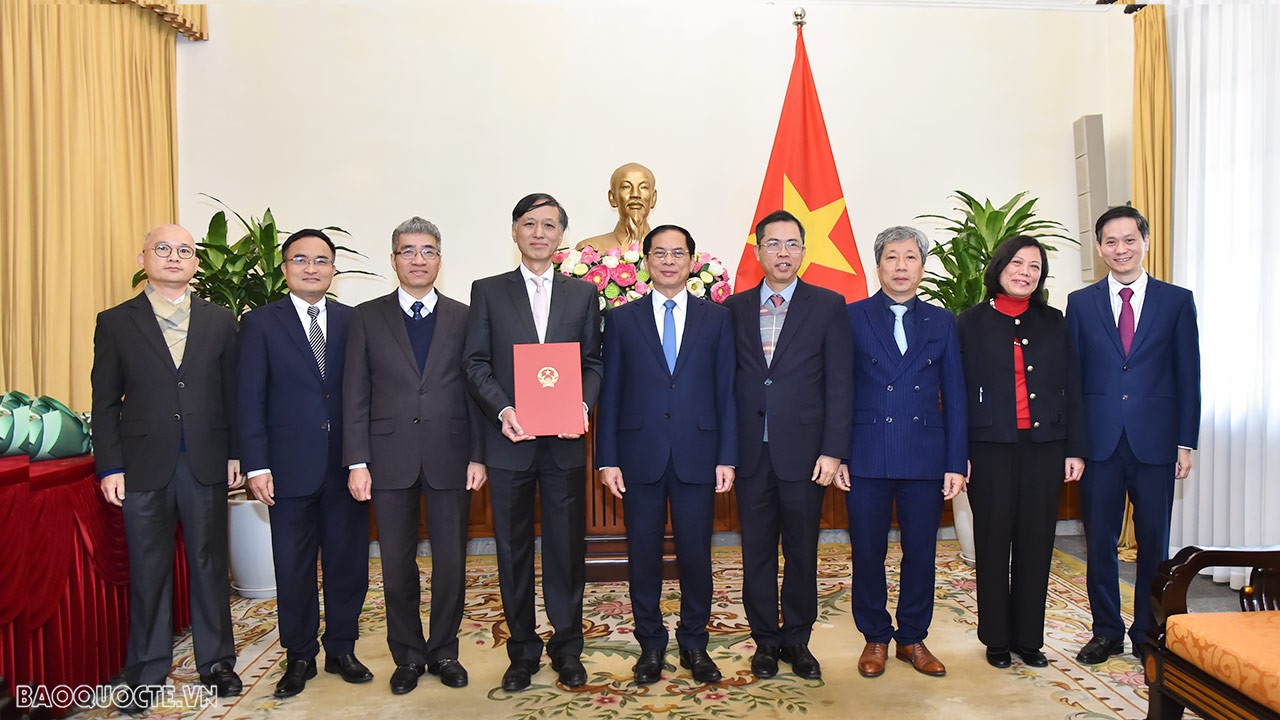 Tham dự buổi lễ trao quyết định có đồng chí Trần Ngọc An, Vụ trưởng Vụ Tổ chức cán bộ; đồng chí Nguyễn Hoài Nam, Vụ trưởng-Chánh Văn phòng Bộ và thủ trưởng các đơn vị có liên quan của Bộ Ngoại giao. Tham dự buổi lễ trao quyết định có đồng chí Trần Ngọc An, Vụ trưởng Vụ Tổ chức cán bộ; đồng chí Nguyễn Hoài Nam, Vụ trưởng-Chánh Văn phòng Bộ và thủ trưởng các đơn vị có liên quan của Bộ Ngoại giao.