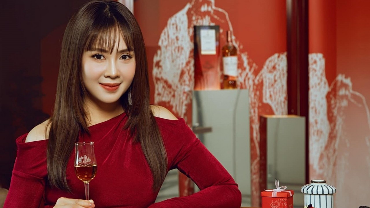 Sao Việt: Diễn viên Hồng Diễm đẹp như thiếu nữ, Hương Giang đăng ảnh bên người đàn ông lạ