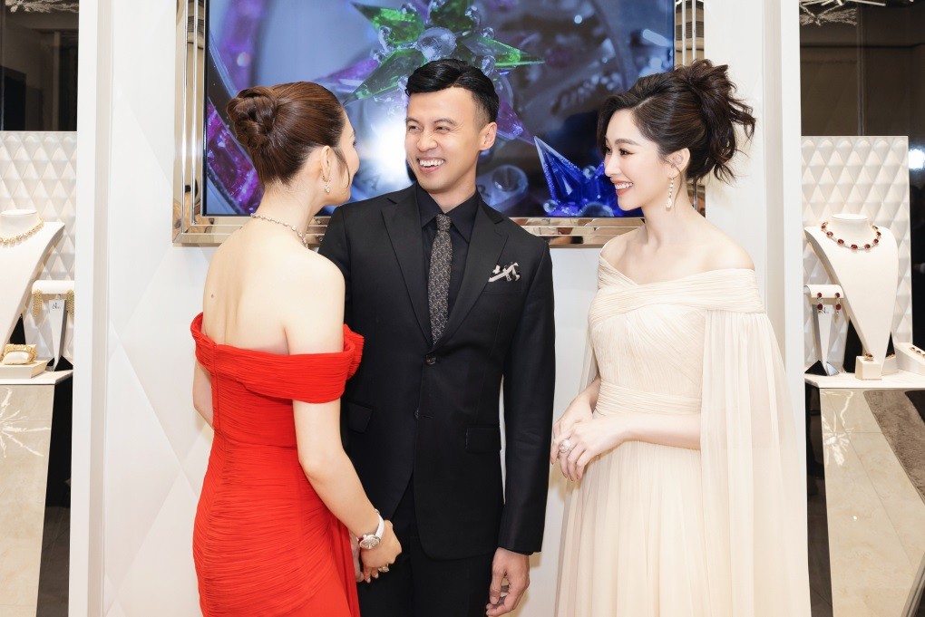 Cô tíu tít trò chuyện khi gặp nhóm bạn thân gồm Shark Khoa và Tracy Thư Lương - bà chủ đội bóng Thăng Long Warriors, tại sự kiện. Họ chơi chung từ khi Đặng Thu Thảo mới đăng quang Hoa hậu Việt Nam. (Ảnh: Nguyễn Hải) Cô tíu tít trò chuyện khi gặp nhóm bạn thân gồm Shark Khoa và Tracy Thư Lương - bà chủ đội bóng Thăng Long Warriors, tại sự kiện. Họ chơi chung từ khi Đặng Thu Thảo mới đăng quang Hoa hậu Việt Nam. (Ảnh: Nguyễn Hải)