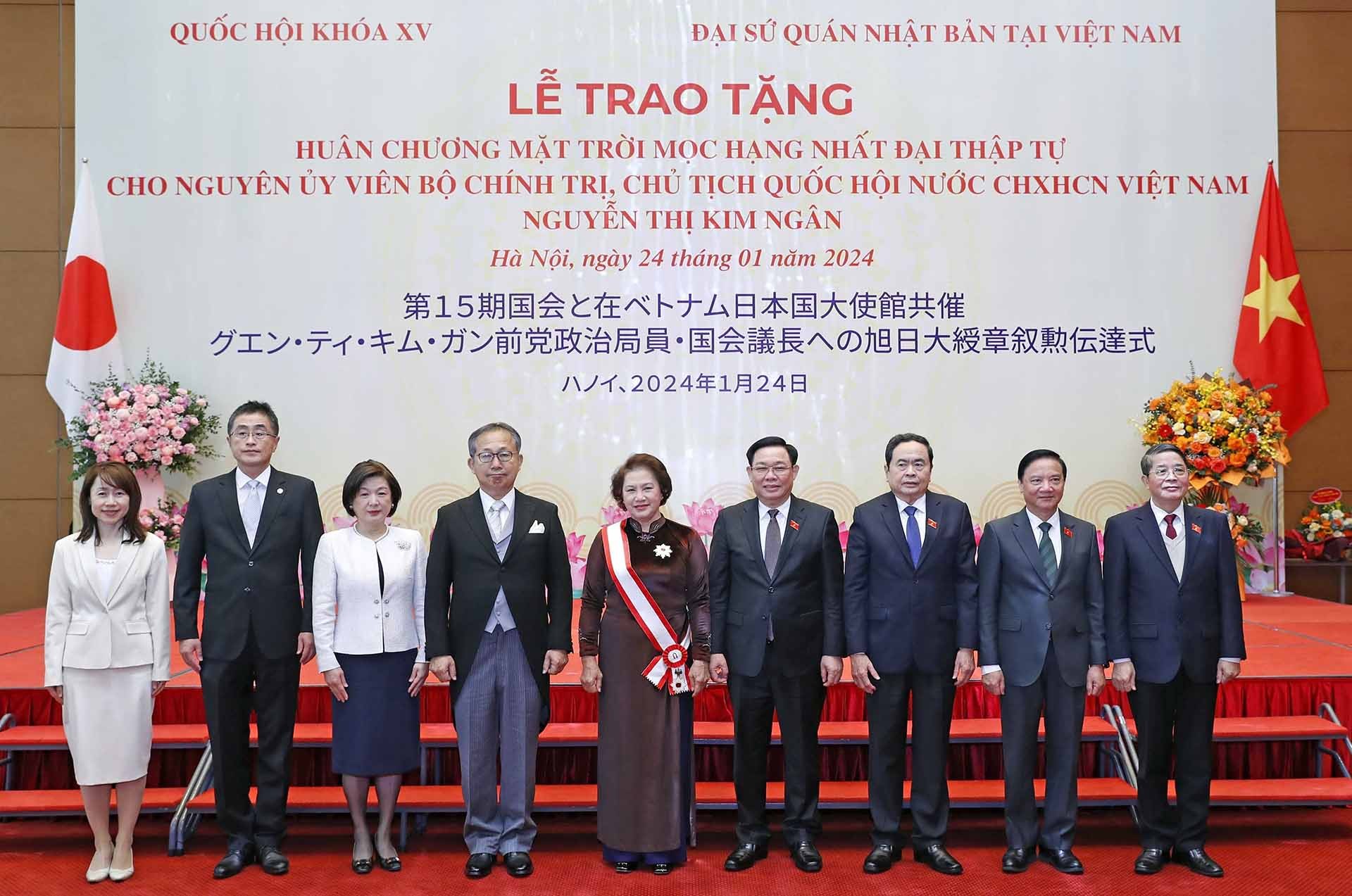 Chủ tịch Quốc hội Vương Đình Huệ và các Phó Chủ tịch Quốc hội cùng các đại biểu chúc mừng nguyên Chủ tịch Quốc hội Nguyễn Thị Kim Ngân. (Nguồn: TTXVN) Chủ tịch Quốc hội Vương Đình Huệ và các Phó Chủ tịch Quốc hội cùng các đại biểu chúc mừng nguyên Chủ tịch Quốc hội Nguyễn Thị Kim Ngân. (Nguồn: TTXVN)