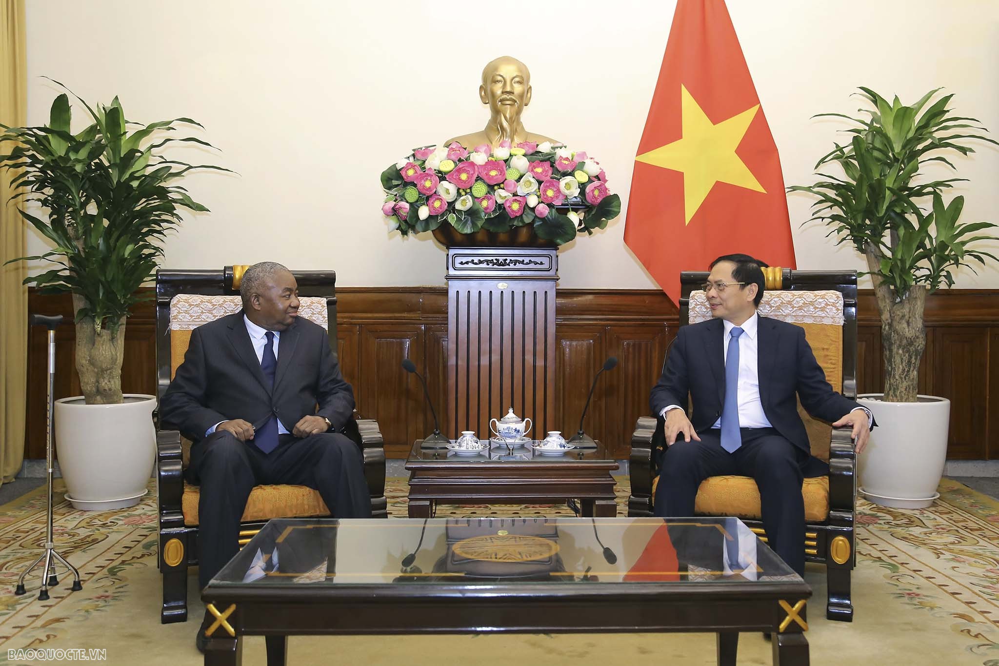 Bộ trưởng Ngoại giao Bùi Thanh Sơn tiếp Đại sứ Mozambique chào từ biệt Bộ trưởng Ngoại giao Bùi Thanh Sơn tiếp Đại sứ Mozambique chào từ biệt