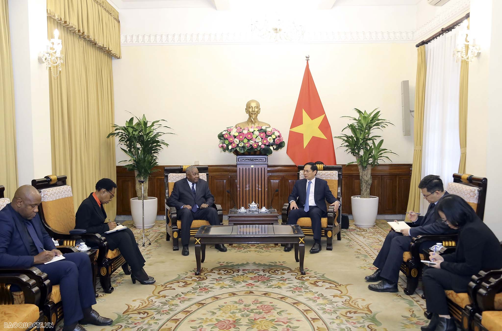 Bộ trưởng Ngoại giao Bùi Thanh Sơn tiếp Đại sứ Mozambique chào từ biệt Bộ trưởng Ngoại giao Bùi Thanh Sơn tiếp Đại sứ Mozambique chào từ biệt