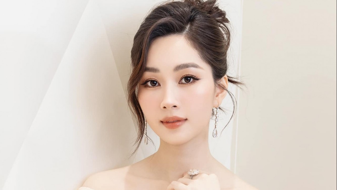 Hoa hậu Đặng Thu Thảo đẹp mê mẩn, 'gây sốt' mỗi khi xuất hiện