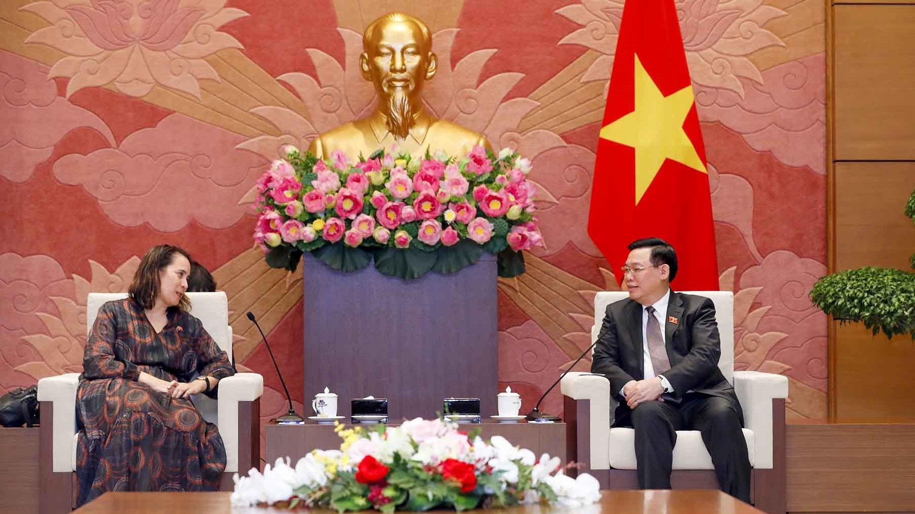 Chủ tịch Quốc hội Vương Đình Huệ tiếp Đại sứ New Zealand Tredene Dobson