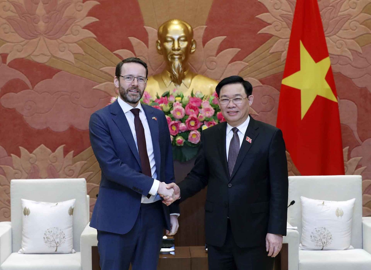 Chủ tịch Quốc hội Vương Đình Huệ tiếp Đại sứ Anh tại Việt Nam Iain Frew. (Nguồn: TTXVN) Chủ tịch Quốc hội Vương Đình Huệ tiếp Đại sứ Anh tại Việt Nam Iain Frew. (Nguồn: TTXVN)