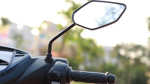 Năm 2024: Xe máy chỉ lắp 1 gương chiếu hậu có bị phạt không?