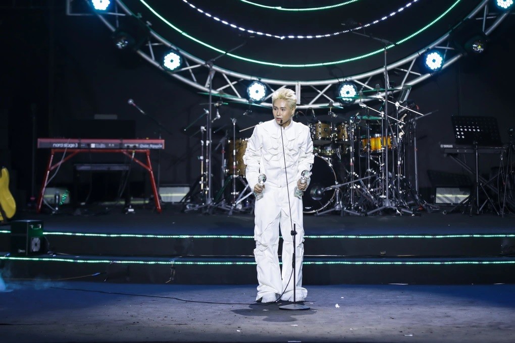 Nhiều ca sĩ trẻ được vinh danh trong lễ trao giải âm nhạc Làn Sóng Xanh 2023