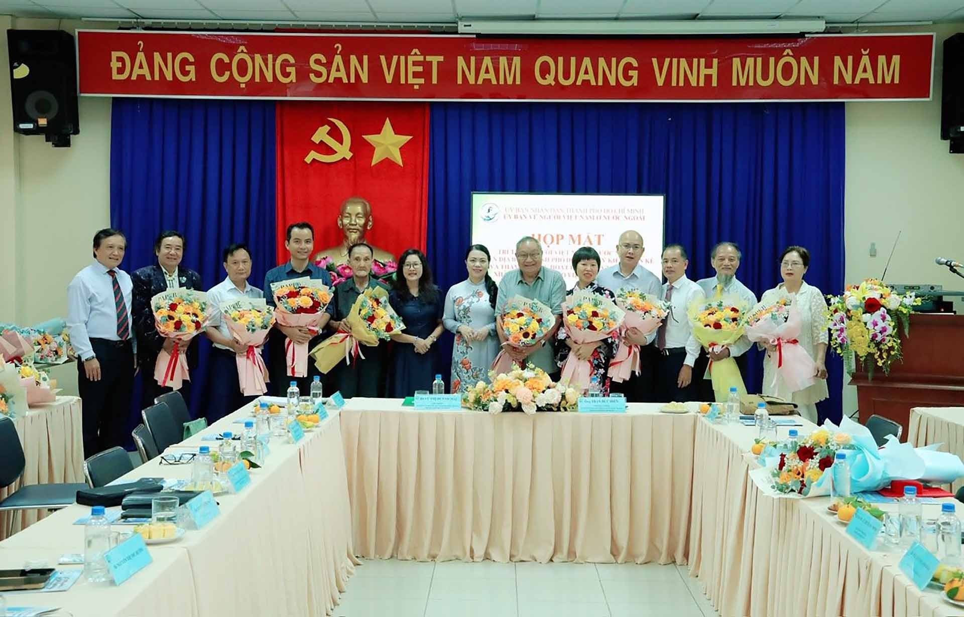 Chủ nhiệm Ủy ban về NVNONN TP. Hồ Chí Minh Vũ Thị Huỳnh Mai (đứng giữa) tặng hoa cho các đại biểu có đóng góp hiến kế cho Thành phố. (Ảnh: NVCC) Chủ nhiệm Ủy ban về NVNONN TP. Hồ Chí Minh Vũ Thị Huỳnh Mai (đứng giữa) tặng hoa cho các đại biểu có đóng góp hiến kế cho Thành phố. (Ảnh: NVCC)