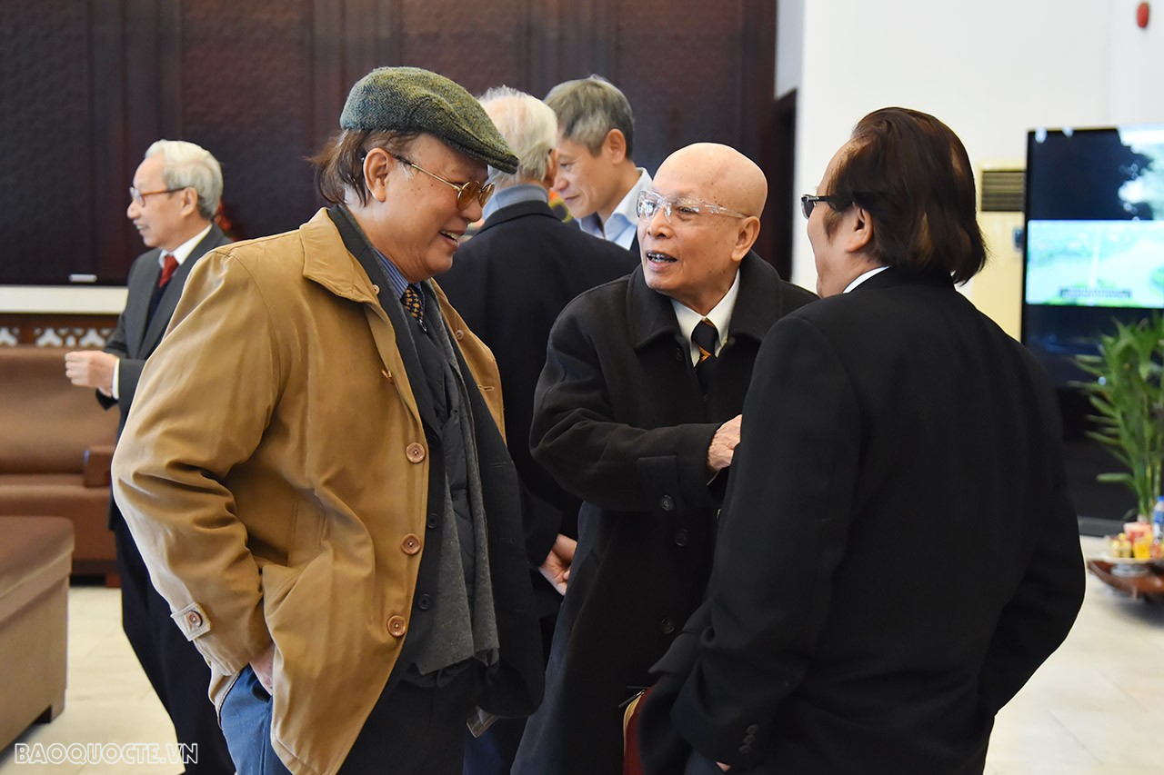 Bộ trưởng Ngoại giao Bùi Thanh Sơn gặp mặt các vị nguyên Lãnh đạo Bộ dịp Xuân Giáp Thìn 2024 Bộ trưởng Ngoại giao Bùi Thanh Sơn gặp mặt các vị nguyên Lãnh đạo Bộ dịp Xuân Giáp Thìn 2024