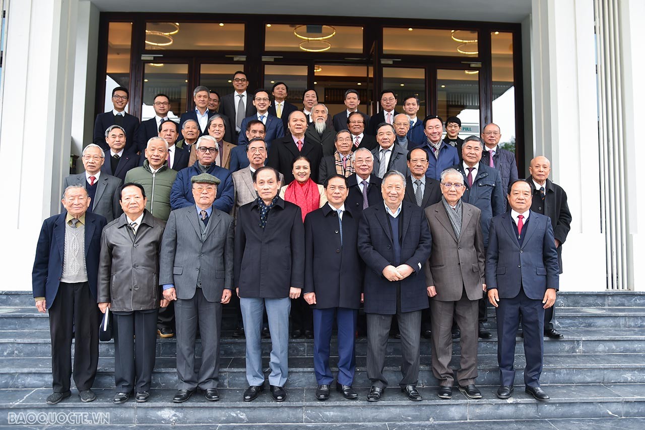 Bộ trưởng Ngoại giao Bùi Thanh Sơn gặp mặt các vị nguyên Lãnh đạo Bộ dịp Xuân Giáp Thìn 2024 Bộ trưởng Ngoại giao Bùi Thanh Sơn gặp mặt các vị nguyên Lãnh đạo Bộ dịp Xuân Giáp Thìn 2024