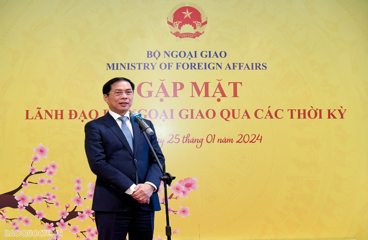 Bộ trưởng Ngoại giao Bùi Thanh Sơn gặp mặt các vị nguyên Lãnh đạo Bộ dịp Xuân Giáp Thìn 2024 Bộ trưởng Ngoại giao Bùi Thanh Sơn gặp mặt các vị nguyên Lãnh đạo Bộ dịp Xuân Giáp Thìn 2024