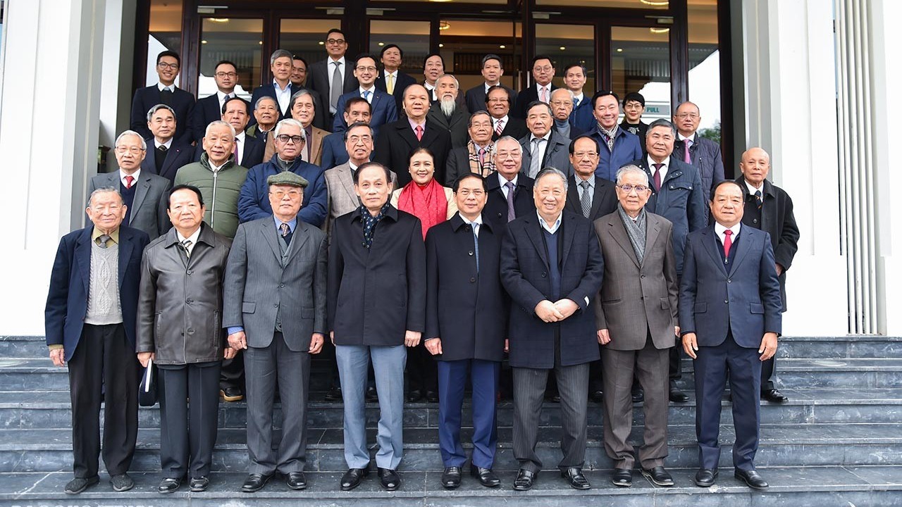 Bộ trưởng Ngoại giao Bùi Thanh Sơn gặp mặt các vị nguyên Lãnh đạo Bộ dịp Xuân Giáp Thìn 2024