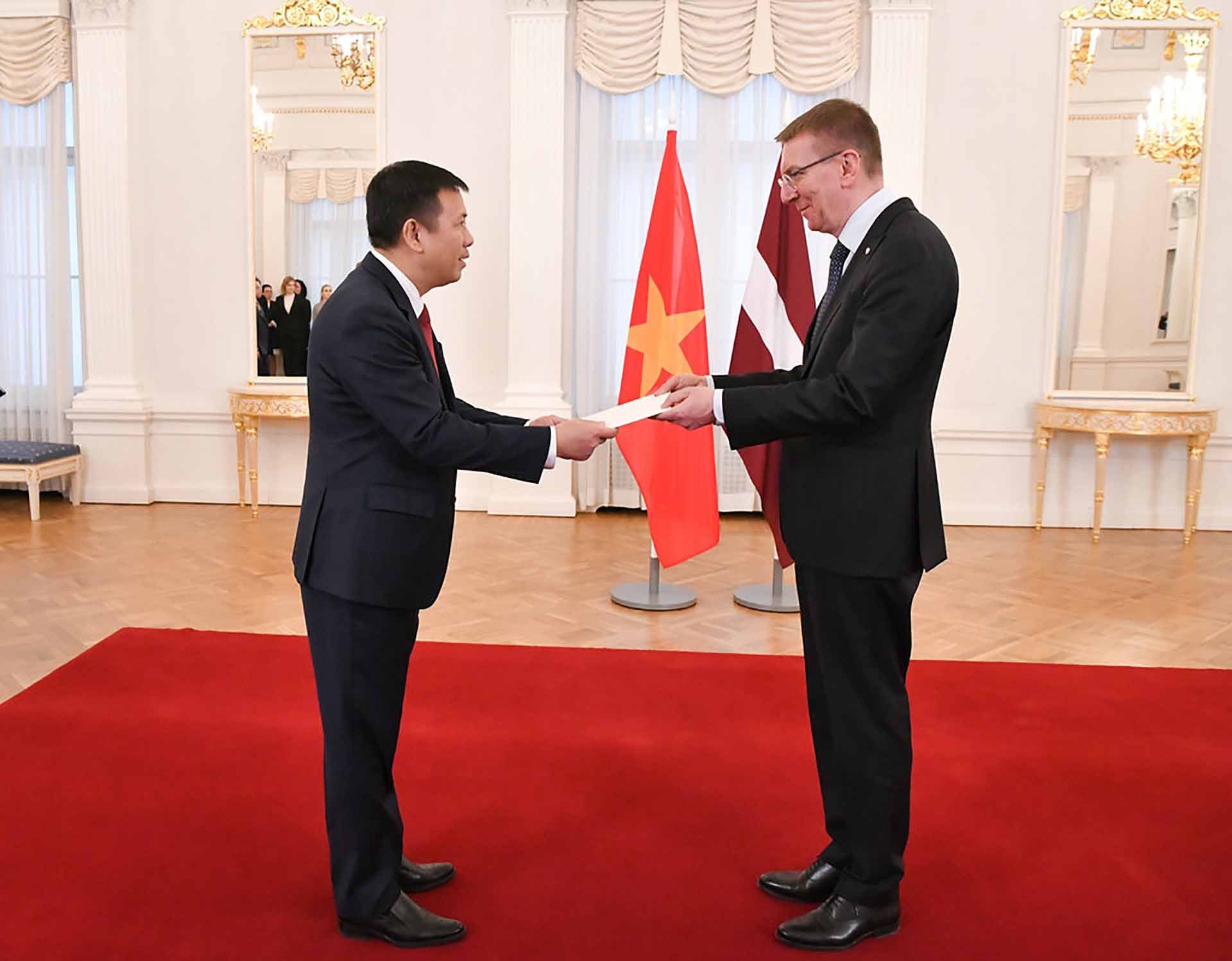Đại sứ Trần Văn Tuấn trình Thư ủy nhiệm lên Tổng thống Latvia Đại sứ Trần Văn Tuấn trình Thư ủy nhiệm lên Tổng thống Latvia