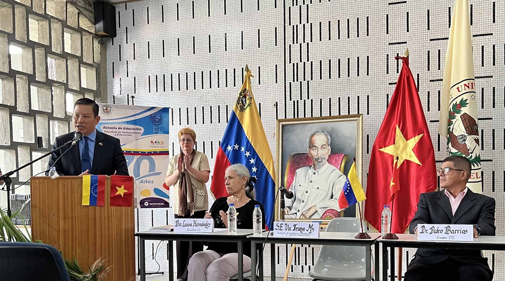 Học giả Venezuela ca ngợi Chủ tịch Hồ Chí Minh và Đảng Cộng sản Việt Nam Học giả Venezuela ca ngợi Chủ tịch Hồ Chí Minh và Đảng Cộng sản Việt Nam