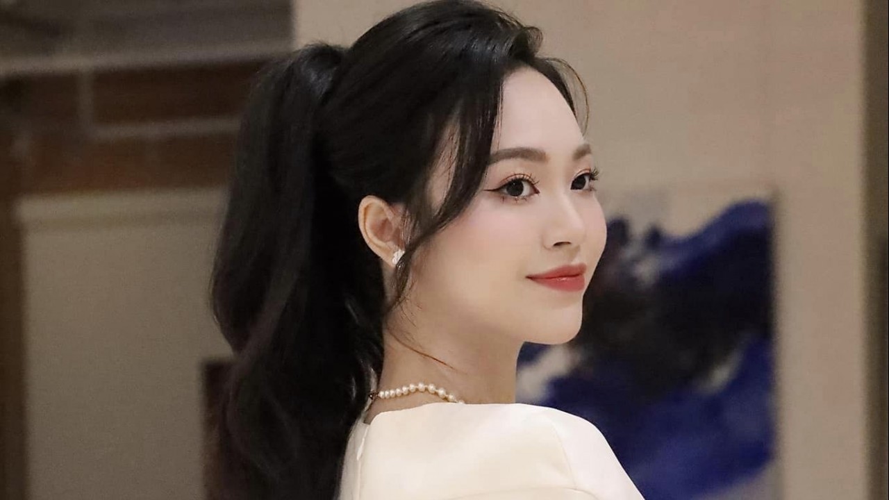 Thời trang sang chảnh và nhan sắc cuốn hút của Á hậu Trịnh Thùy Linh